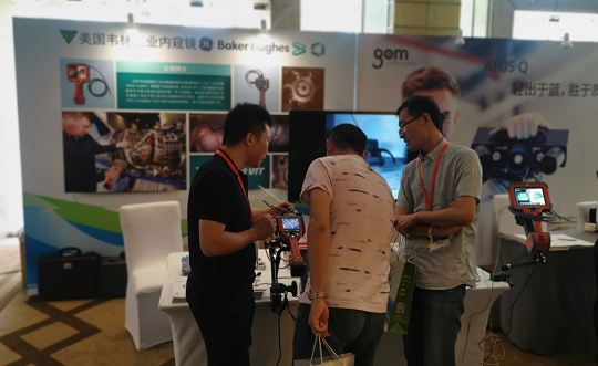 北京韋林意威特工業(yè)內(nèi)窺鏡有限公司的技術(shù)人員,正在為與會者介紹韋林工業(yè)內(nèi)窺鏡在汽車檢測方面的應(yīng)用